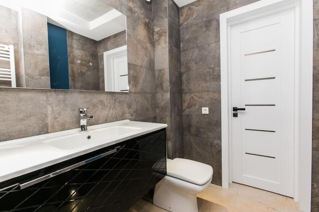 Lev Tolstoi Studio Apartment Chisinau Luaran gambar